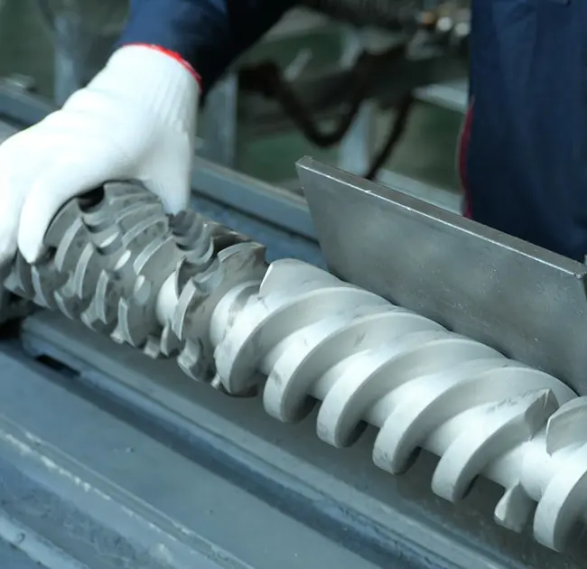 Hvorfor vises svarte linjer gjentatte ganger i ekstruderen? Denne artikkelen lærer deg hvordan du raskt kan finne ut om det er forårsaket av et problem med tønnen eller skruen.